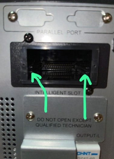 رگال پلاستیکی باریک در نصب سخت افزاری کارت snmp اینترنال یا داخلی